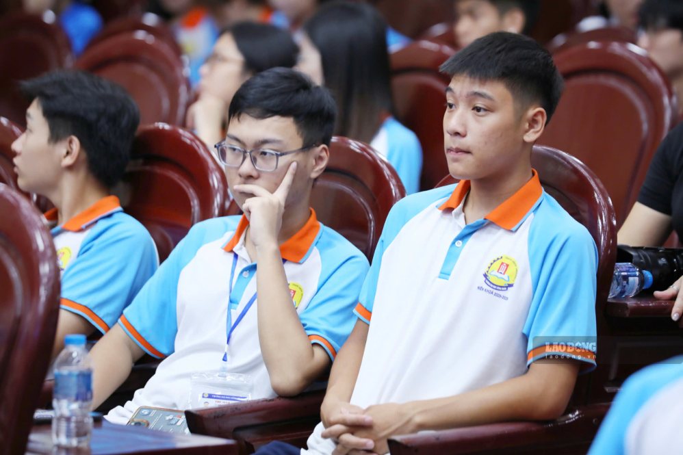 Sinh viên tham dự chương trình giao lưu. Ảnh: Tô Thế