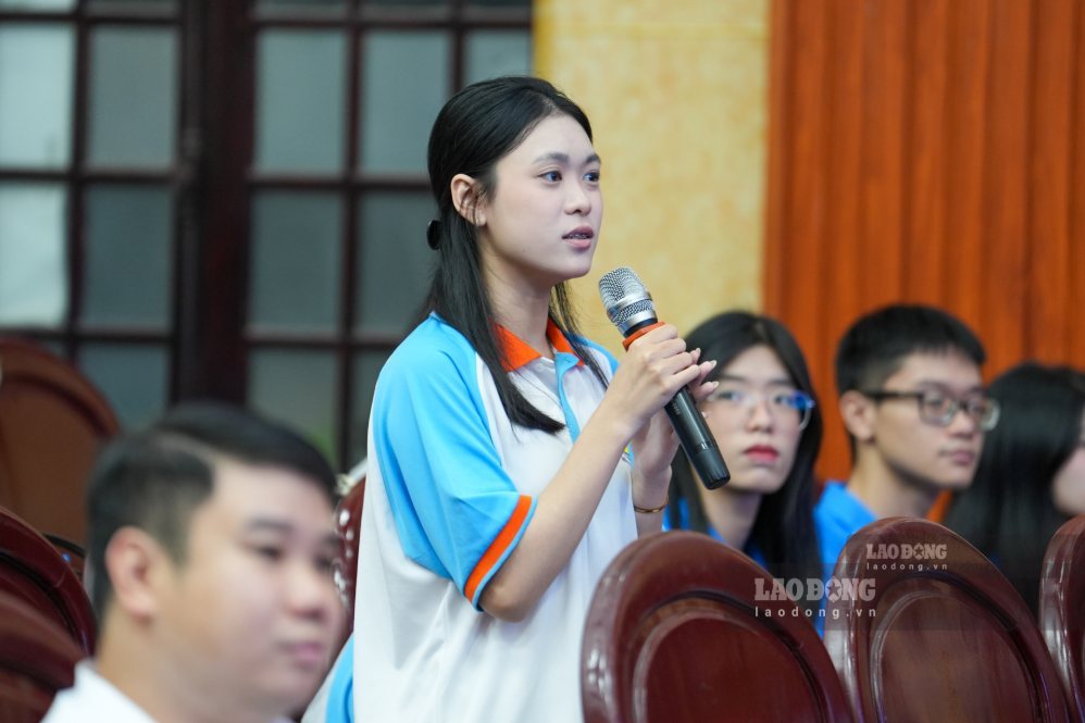 Một sinh viên đặt câu hỏi đến các công nhân tiêu biểu. Ảnh: Tô Thế