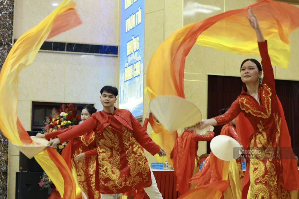 Tiết mục văn nghệ chào mừng chương trình giao lưu. Ảnh: Hải Nguyễn