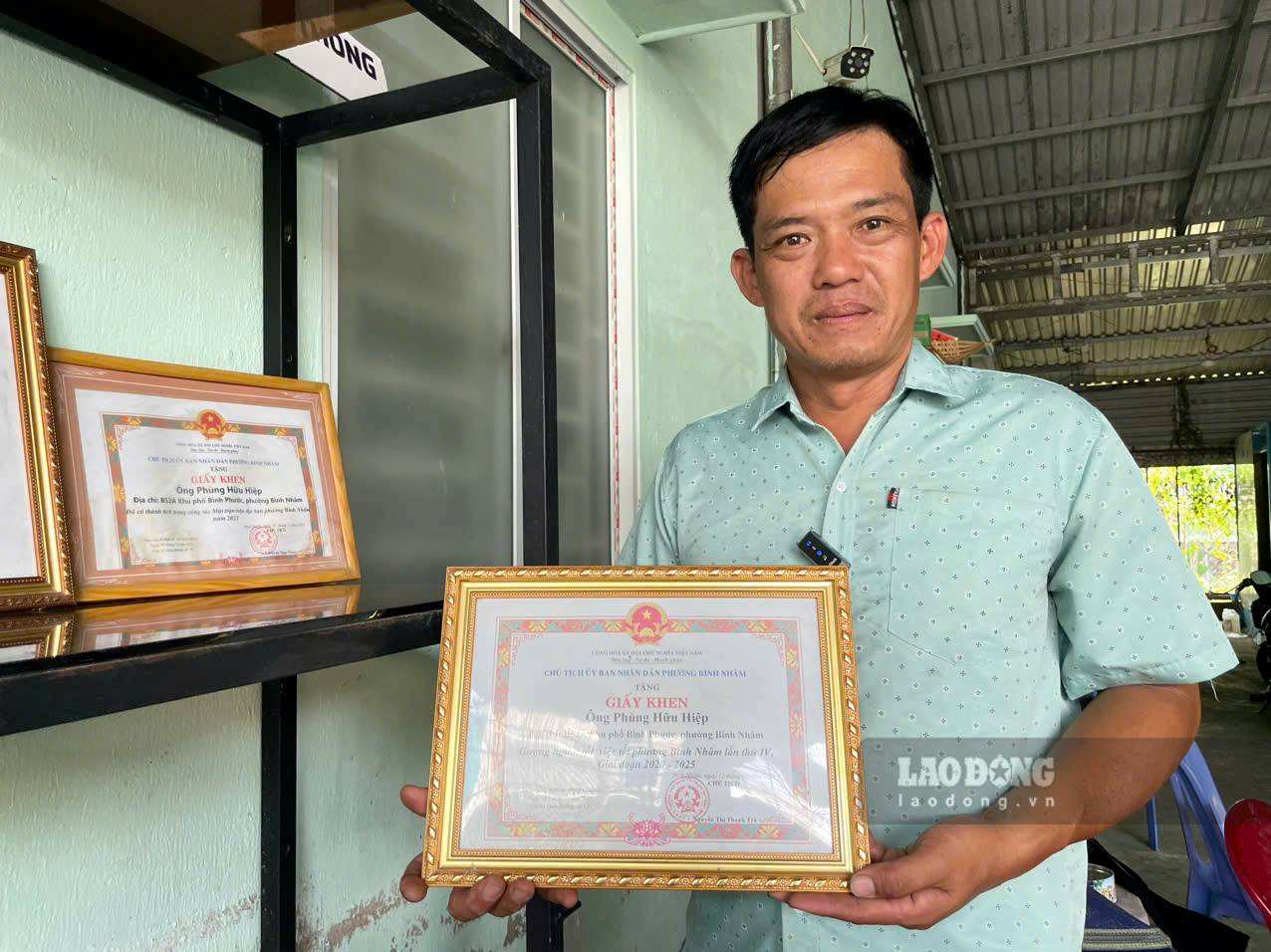 Ghi nhận việc làm của anh Hiệp, nhiều địa phương ở tỉnh Bình Dương và UBND tỉnh Bình Dương cũ đã tặng giấy khen, bằng khen để biểu dương. Ảnh: Đình Trọng