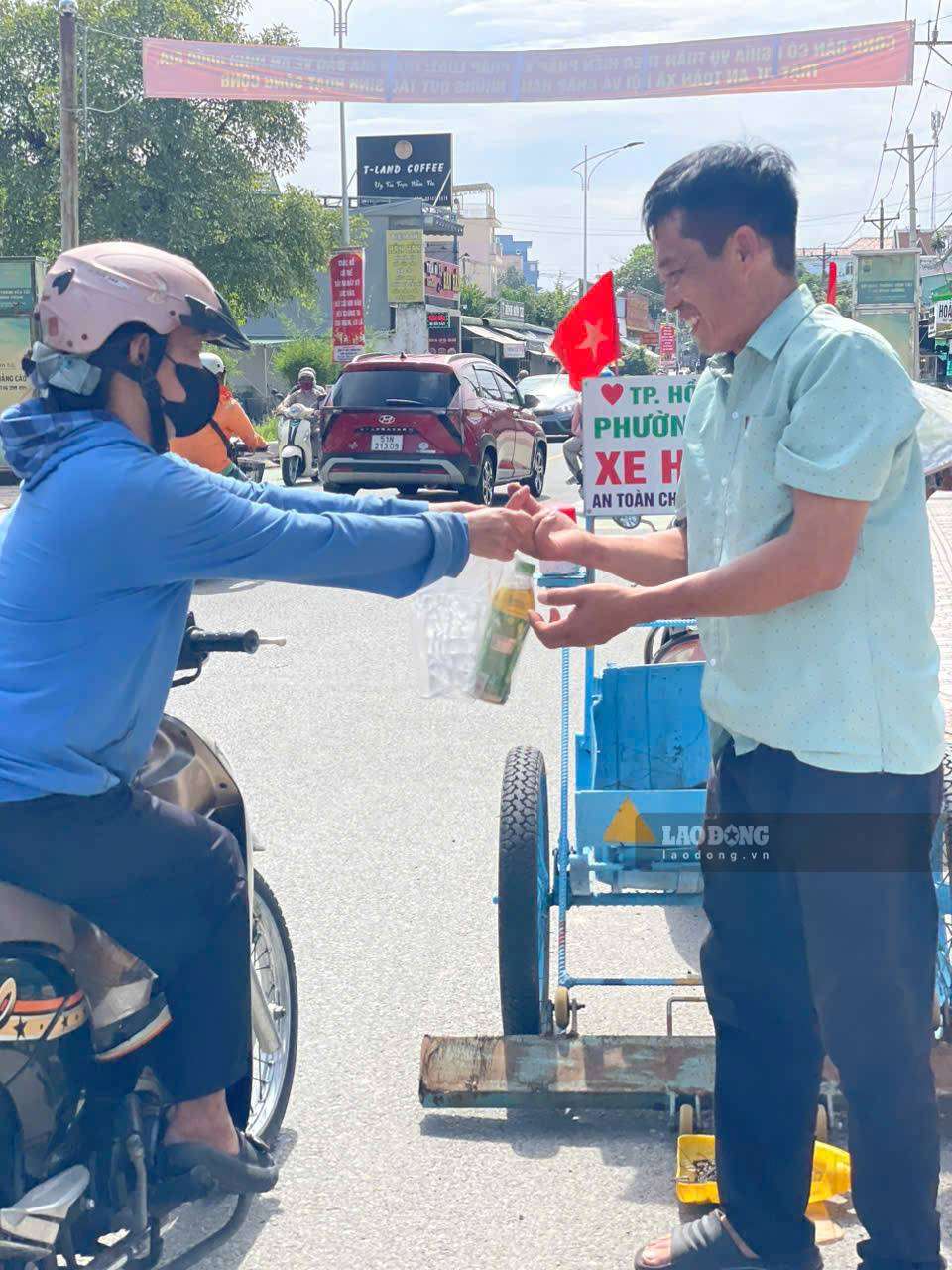 Ngươi dân quý mến mua nước tặng anh Phùng Hữu Hiệp. Ảnh: Đình Trọng (chụp tháng 10.2026)