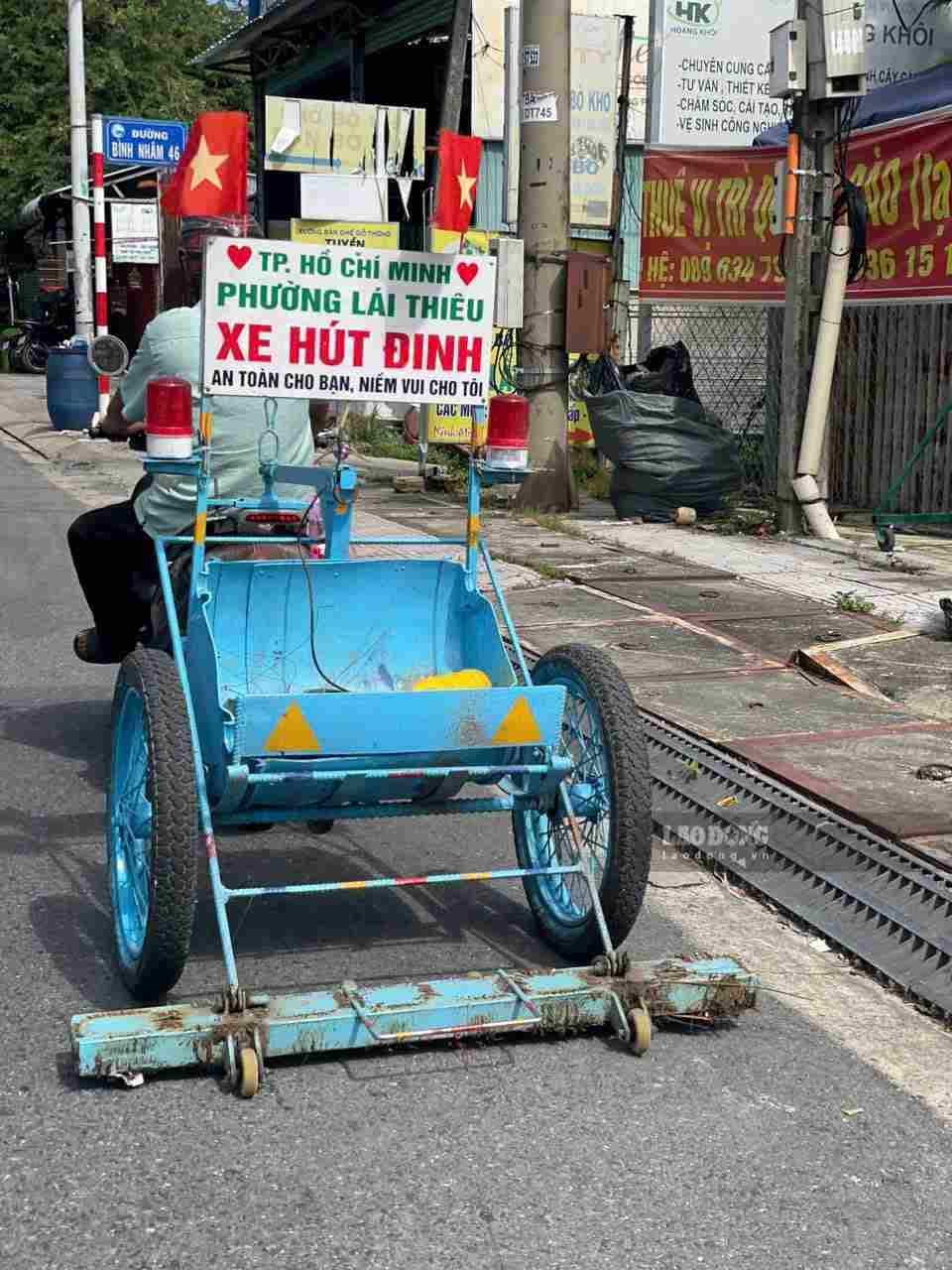 Mỗi lần xe hút đinh của anh Hiệp lăn bánh là đường phố được thu gom sạch các đinh và mảnh kim loại sắc nhọn. Ảnh: Đình Trọng (chụp tháng 10.2026)