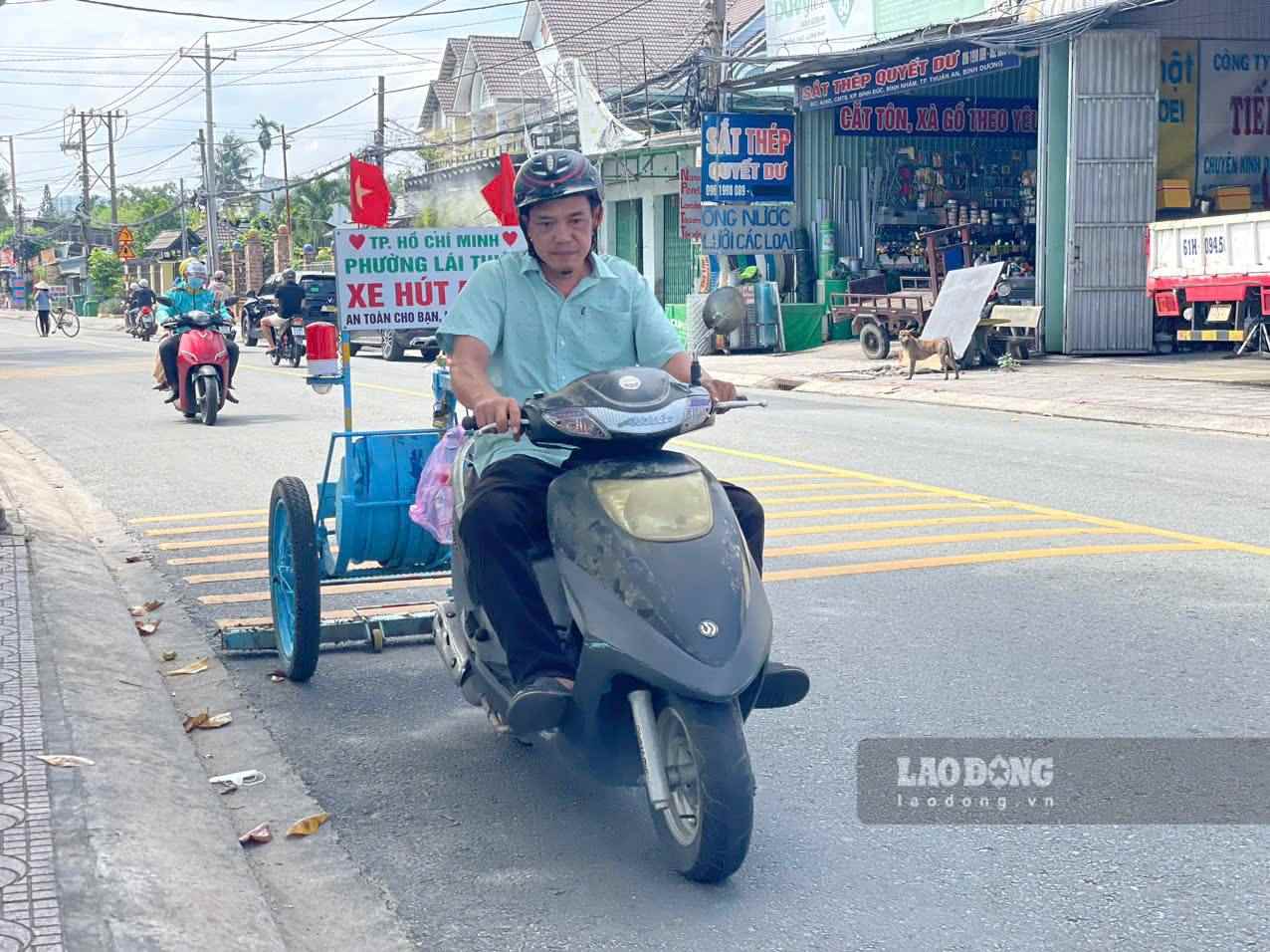 Anh Phùng Hữu Hiệp kiên trì bám đường hút đinh mong người dân đi lại an toàn. Ảnh: Đình Trọng (chụp tháng 10.2026)