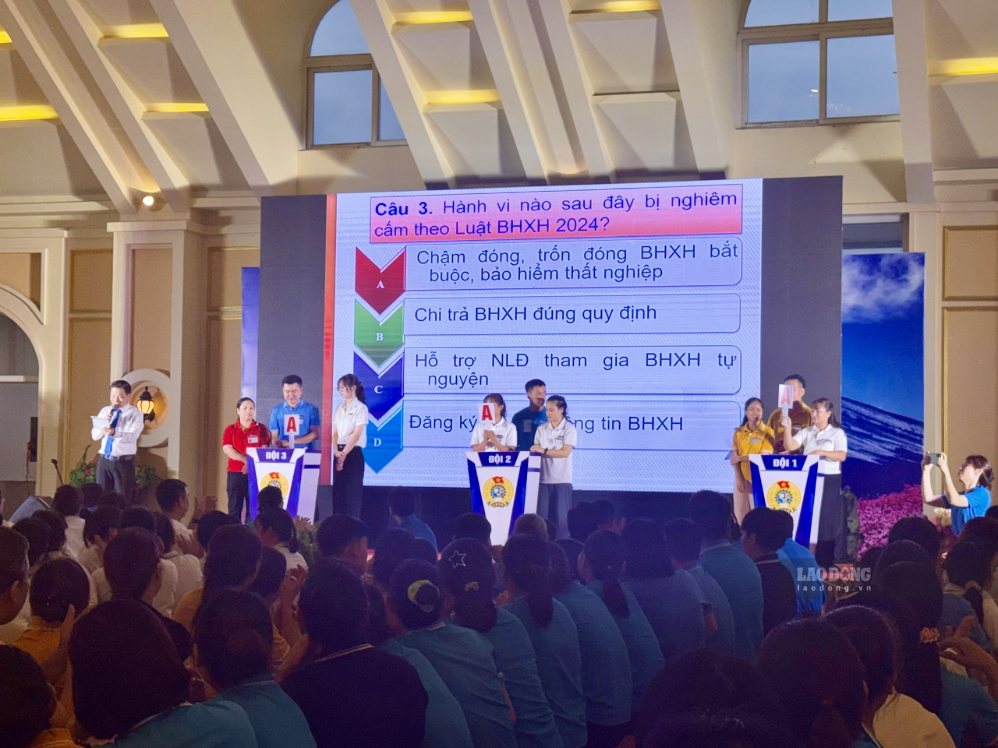 Cả 3 đội chơi của Công ty TNHH Thấu kính R Việt Nam, phường Hòa Bình,  Phú Thọ đều thể hiện xuất sắc phần thi kiến thức. Ảnh: Việt Anh, chụp 24.10.2026