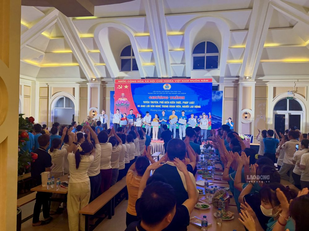 BTC trao quà cho các đội chơi trong sự cổ vũ nhiệt tình từ phía khán giả. Ảnh: Việt Anh, chụp 24.10.2026.