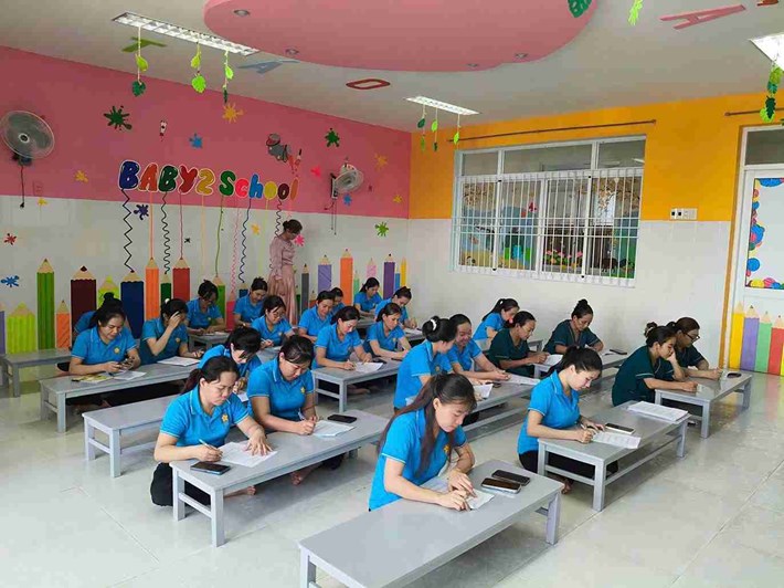 Công đoàn cơ sở Công ty TNHH Chăm sóc Giáo dục Baby phối hợp với Trạm Y tế phường Tuy Hòa tập huấn về an toàn thực phẩm cho nhân viên cấp dưỡng. Ảnh: Công đoàn Đắk Lắk