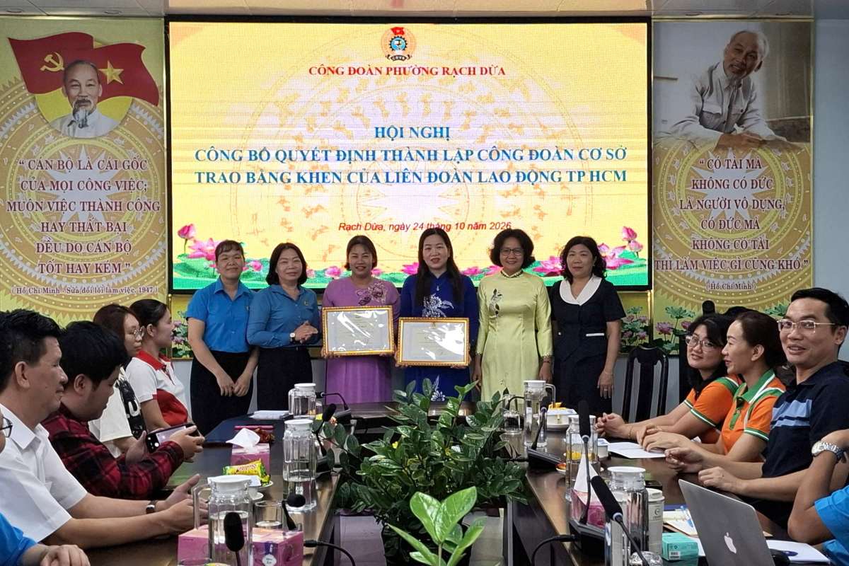 Trao bằng khen của LĐLĐ TPHCM cho 1 tập thể, 1 cá nhân có thành tích xuất sắc chiều 24.10. Ảnh: CĐ Rạch Dừa