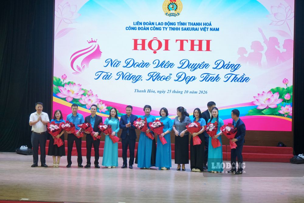 Tặng hoa cho các đội tham dự hội thi. Ảnh: Quách Du