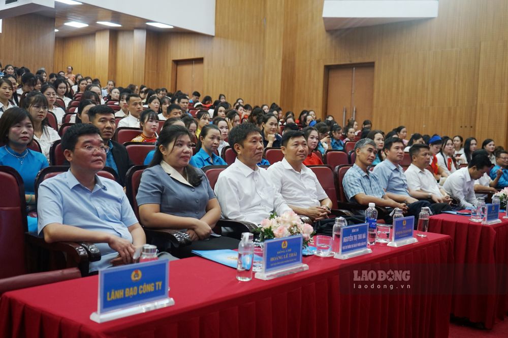 Các đại biểu tham dự chương trình. Ảnh: Quách Du
