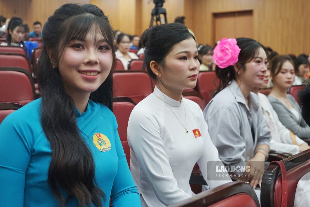 Các đội thể hiện phần thi với sự theo dõi, cổ vũ của đông đảo đoàn viên, người lao động. Ảnh: Quách Du