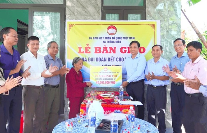 Representantes del Comité del Frente de la Patria de Vietnam de la comuna de Thang Dien, Da Nang entregan una casa de gran unidad a la Sra. Ho Thi Nhuong. Foto: Comité del Frente de la Patria de Vietnam de la comuna de Thang Dien