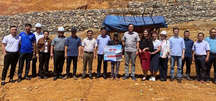 Entrega de apoyo a la familia del inválido de guerra Hồ Văn Thuận con 80 millones de VND para construir una nueva casa en la zona de reasentamiento concentrado de Làng Loá, comuna de Tây Trà Bồng, provincia de Quảng Ngãi. Foto: Viên Nguyễn