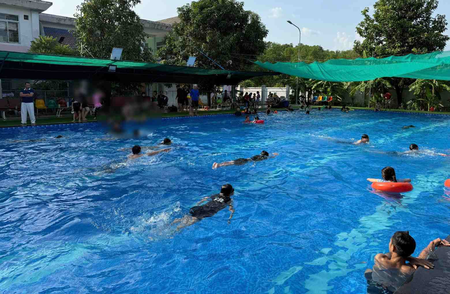 Enseñar natación gratuita a 100 estudiantes que son hijos de trabajadores en circunstancias difíciles en Ciudad Ho Chi Minh