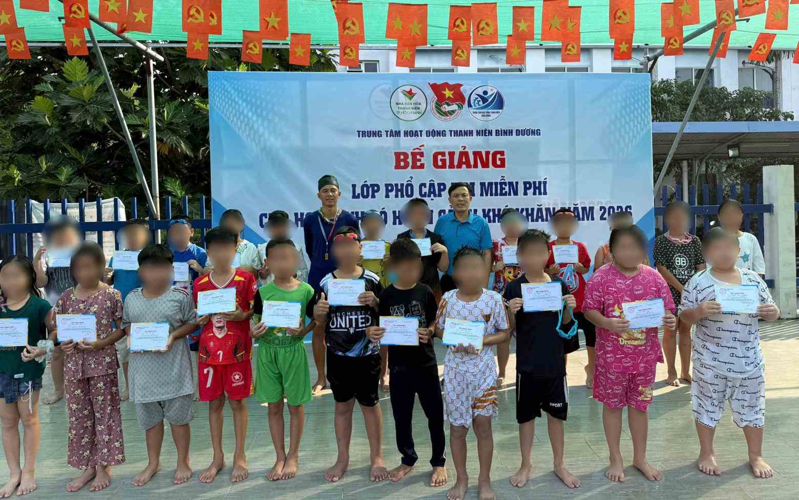 Trao giấy chứng nhận hoàn thành khó học cho học sinh. Ảnh: Trung tâm HĐTN BD cung cấp