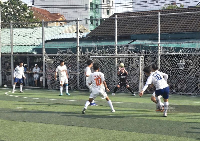 Một pha tấn công của đội Công ty Mitek về phía khung thành đội Công ty VNG. Ảnh: Nam Dương