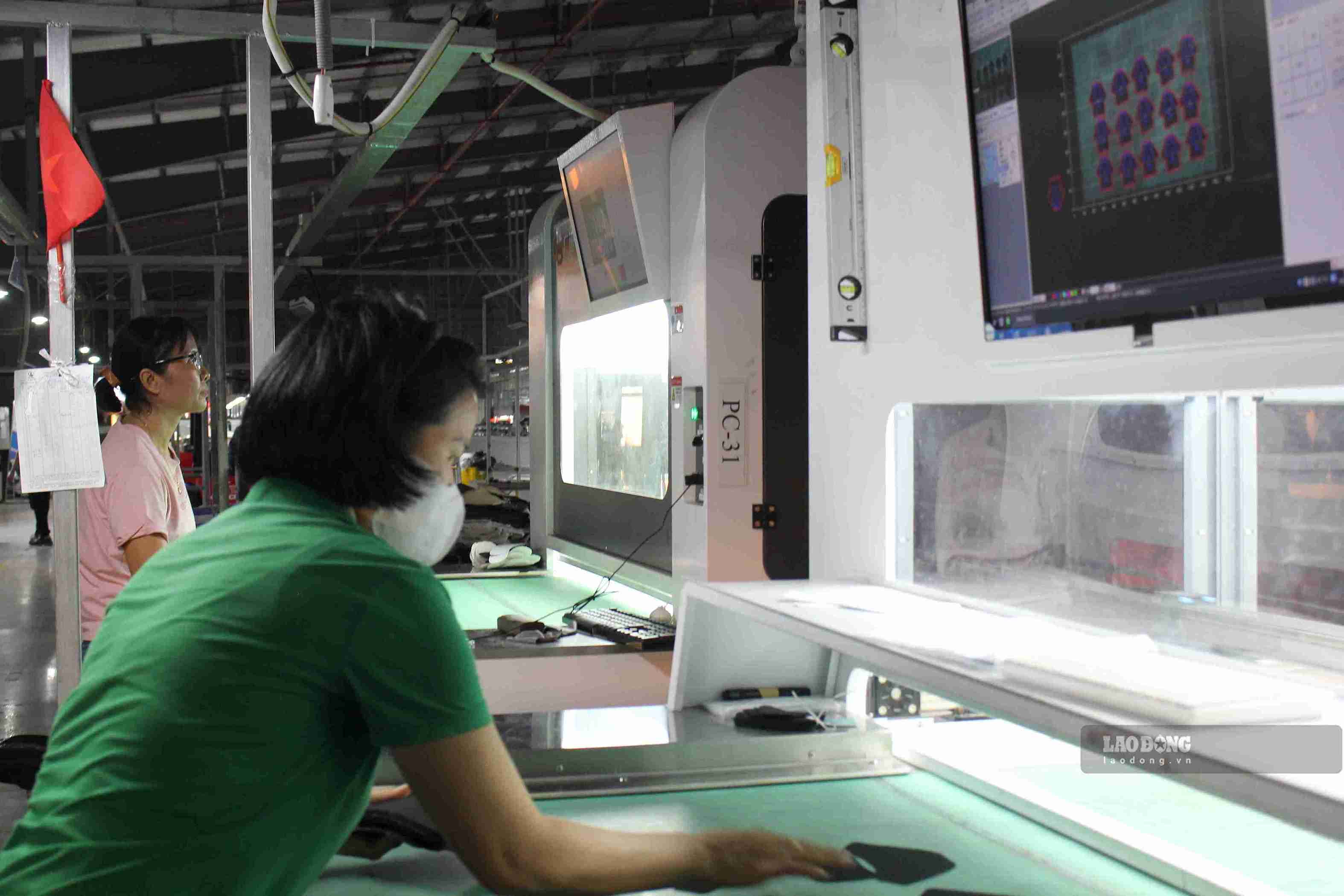 Phần mềm lập trình giúp bố trí nhiều chi tiết sản phẩm trên cùng mặt bàn cắt, góp phần nâng cao năng suất. Ảnh: Mai Hương