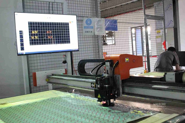Los trabajadores en Hung Yen aumentan la productividad gracias a la tecnología. Foto: Mai Huong