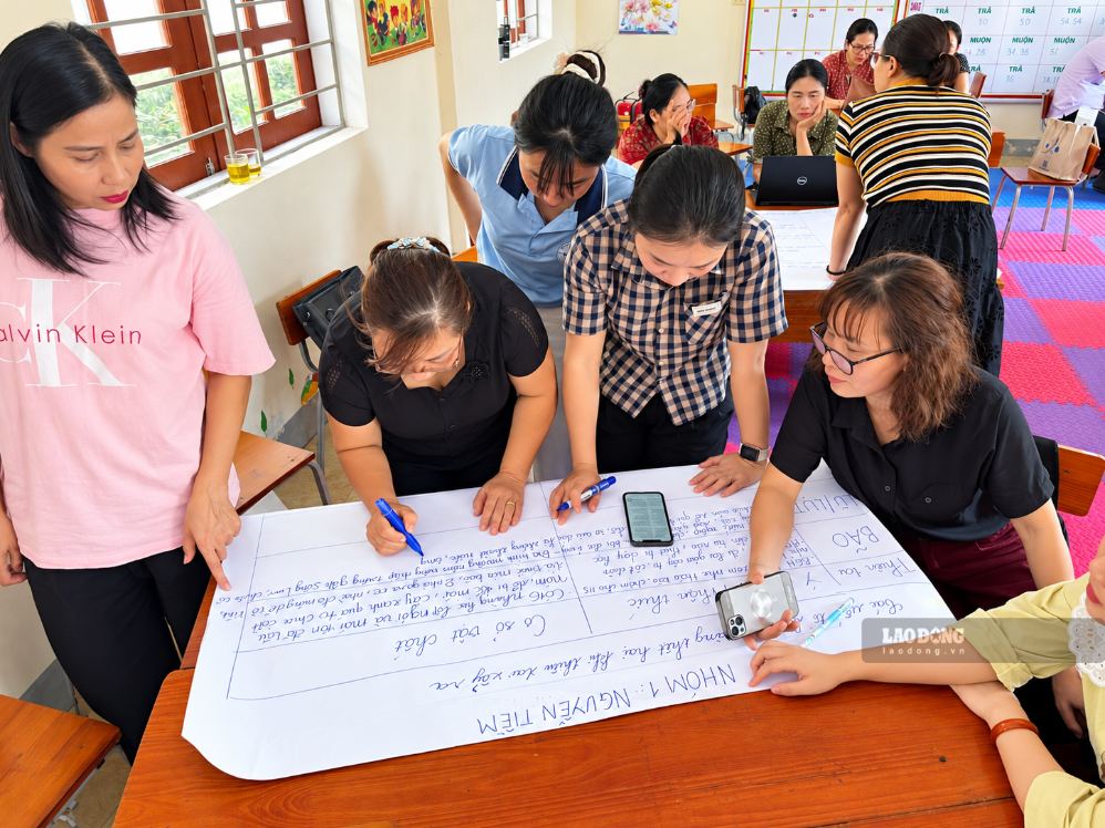 Các giáo viên tại Nghệ An tham gia tập huấn kỹ năng phòng, chống và ứng phó với thiên tai. Ảnh: Quang Đại