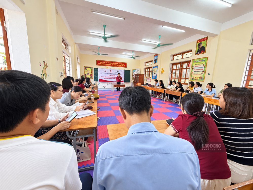 Chương trình giúp giáo viên nâng cao kỹ năng phòng tránh thiên tai, hướng tới lan tỏa kiến thức cho học sinh và cộng đồng. Ảnh: Quang Đại (10.2026)