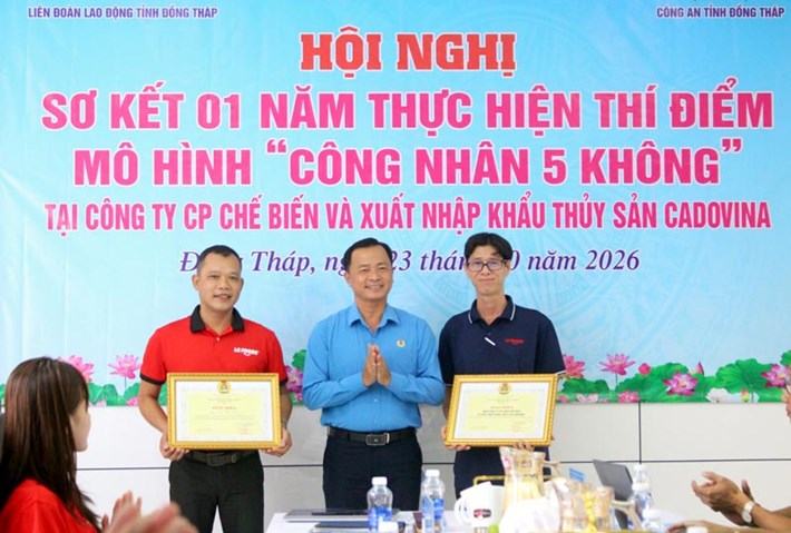 El vicepresidente de la Federación Laboral de la provincia de Dong Thap, Nguyen Thanh Tuan, entrega certificados de mérito del presidente de la Federación Laboral de la provincia a colectivos e individuos con logros sobresalientes en la implementación del modelo. Foto: Thanh Mai