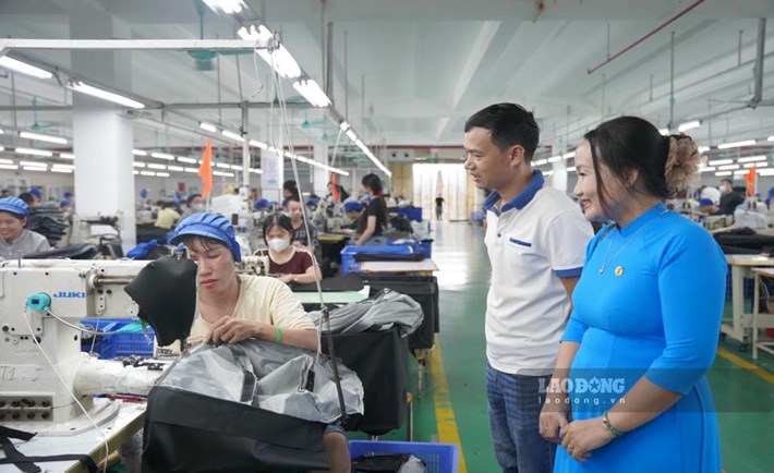 Công đoàn Công ty TNHH Santerlon Travel Goods, Khu công nghiệp Hòa Xá, tỉnh Ninh Bình đưa công nghệ số tiếp cận thông tin đến với đoàn viên, người lao động nhanh hơn. Ảnh: Lương Hà
