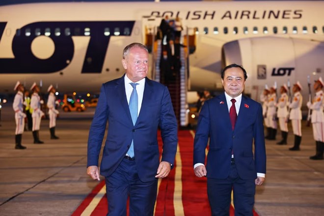 El Primer Ministro polaco Donald Tusk llega a Hanoi y realiza una visita oficial a Vietnam
