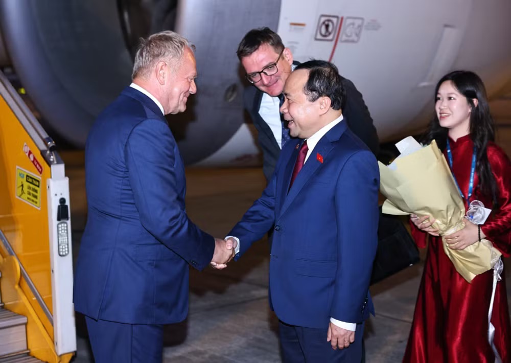Ủy viên Trung ương Đảng, Bộ trưởng Bộ Khoa học và Công nghệ Vũ Hải Quân đón Thủ tướng Cộng hòa Ba Lan Donald Tusk tại sân bay Quốc tế Nội Bài (Hà Nội). Ảnh: Minh Đức/TTXVN