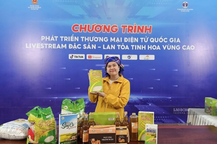 Mai Tây Bắc se ha convertido en un rostro familiar que vende productos agrícolas y especialidades locales en TikTok Shop. Foto: Thu Hạnh