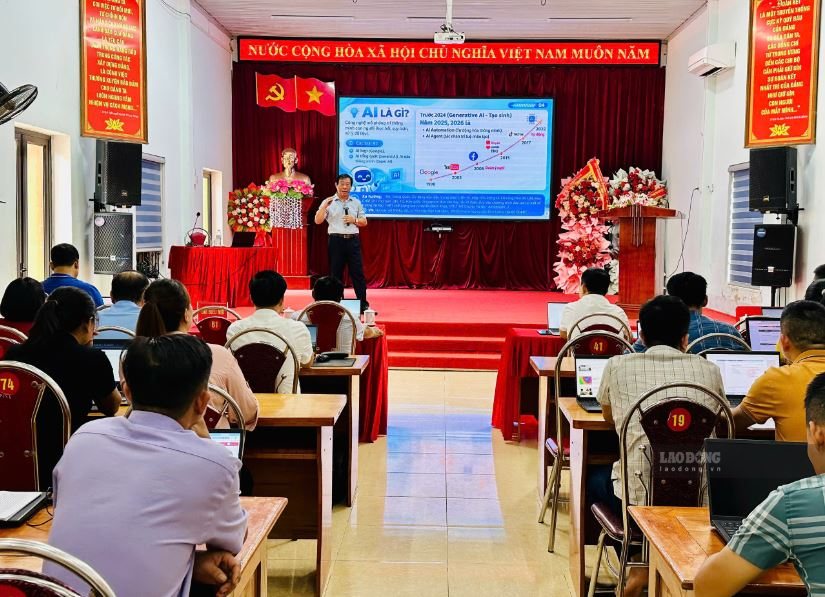 Tập huấn chuyển đổi số và trí tuệ nhân tạo cho người dân xã Bạch Ngọc. Ảnh: Thu Hạnh