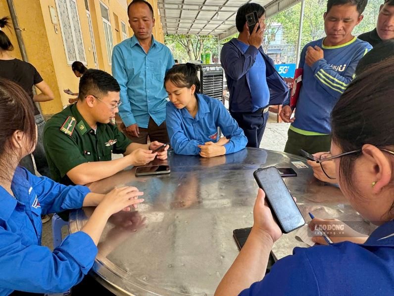 Bộ đội Biên phòng tỉnh Tuyên Quang giúp dân tiếp cận công nghệ số. Ảnh: Thu Hạnh