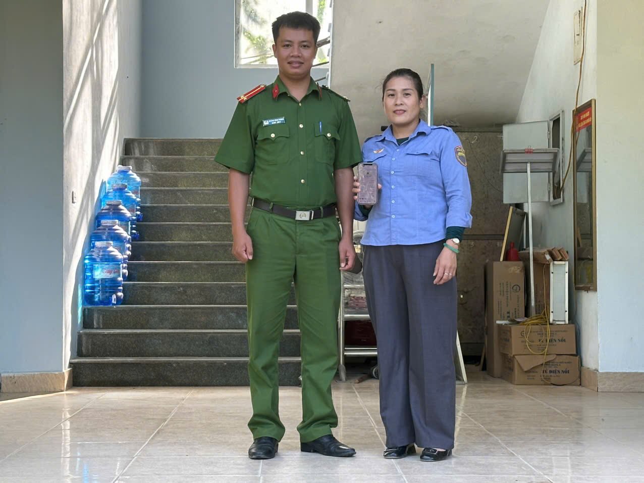 Mujer en Quang Tri devuelve 245 millones de VND transferidos por error