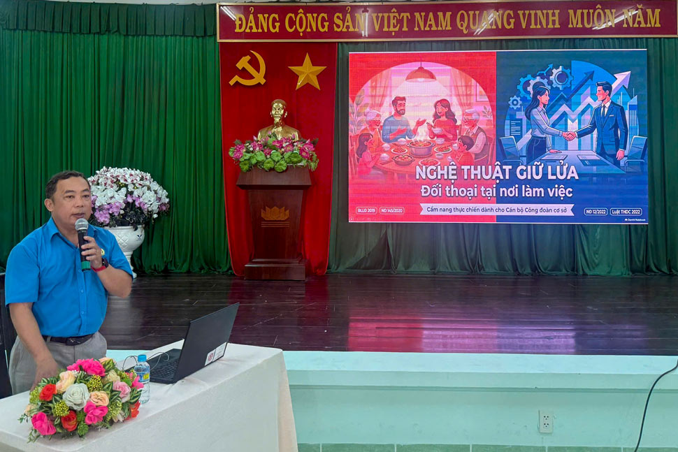 Cán bộ Công đoàn tỉnh tập huấn nghiệp vụ cho cán bộ Công đoàn cơ sở. Ảnh: Công đoàn phường Quy Nhơn Bắc