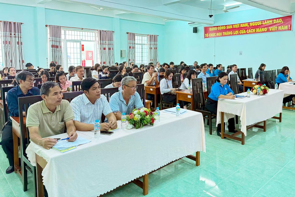 Cán bộ Công đoàn cơ sở tham gia buổi tập huấn nghiệp vụ. Ảnh: Công đoàn phường Quy Nhơn Bắc