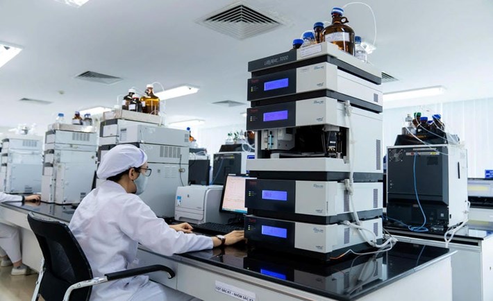 Trabajadores de Hau Giang Pharmaceutical Joint Stock Company trabajando en el laboratorio. Foto: Compañía proporcionada