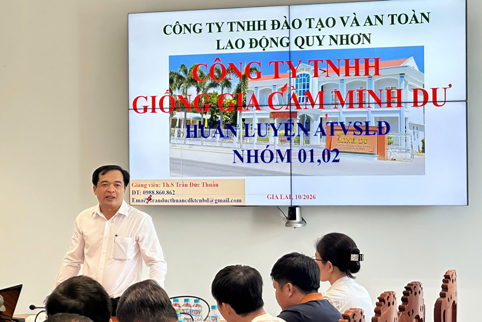 Thạc sĩ Trần Đức Thuấn truyền đạt kiến thức tại lớp tập huấn. Ảnh: Công đoàn xã Tuy Phước