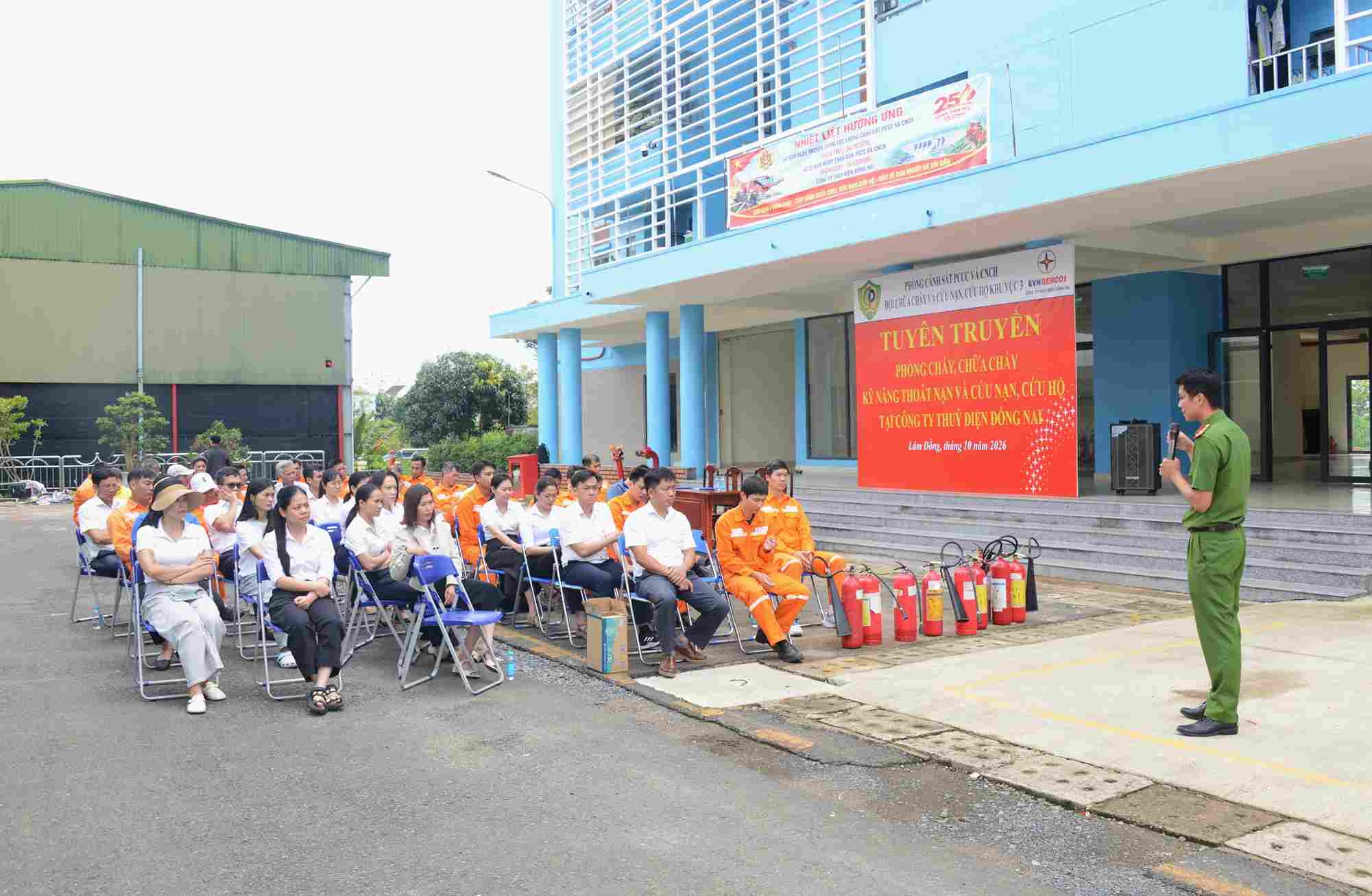 Công ty Thủy điện Đồng Nai tổ chức tập huấn nâng cao kỹ năng phòng cháy, chữa cháy và cứu nạn cứu hộ cán bộ, công nhân viên, người lao động. Ảnh: Quốc Huy 