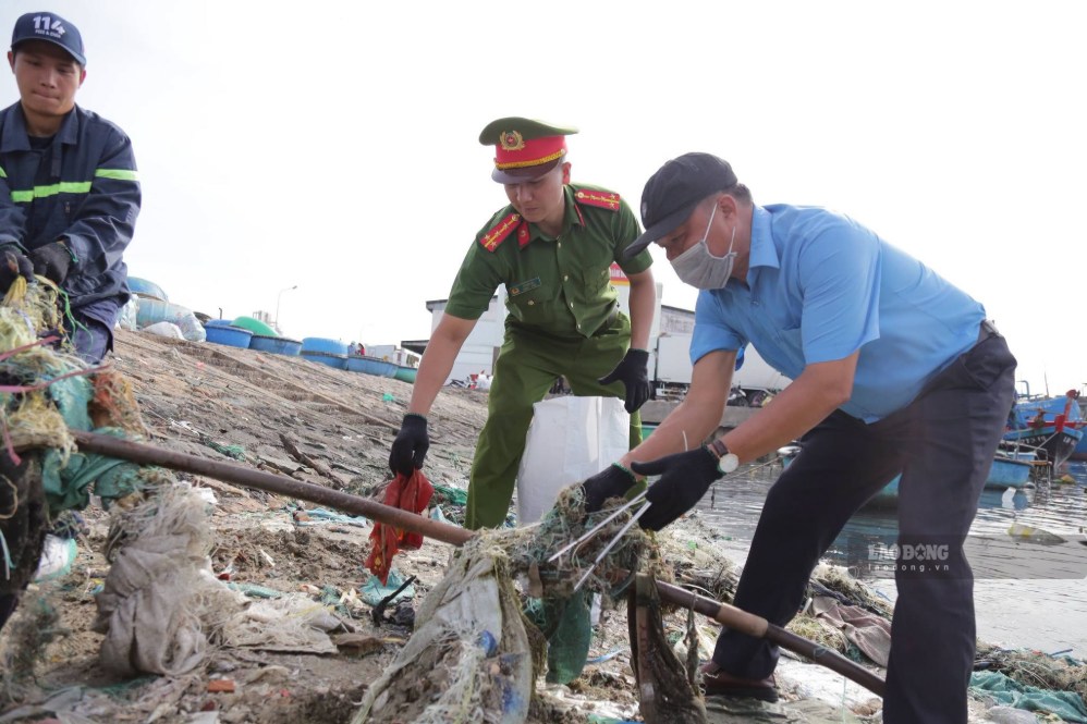 El sindicato se une para limpiar el medio ambiente marino en el puerto pesquero de Phan Thiet