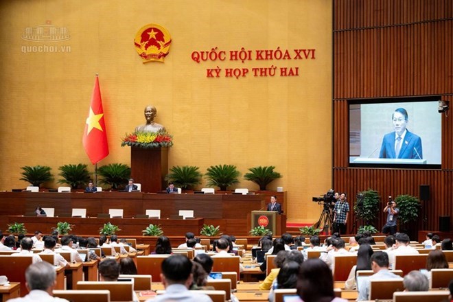 El Ministro de Seguridad Pública, Luong Tam Quang, presenta una presentación sobre la Ley de modificación y adición de algunos artículos de la Ley de Gestión y Uso de Armas, Explosivos y Herramientas de Apoyo, Ley de Prevención y Lucha contra Incendios y Rescate. Foto: Quochoi. vn.
