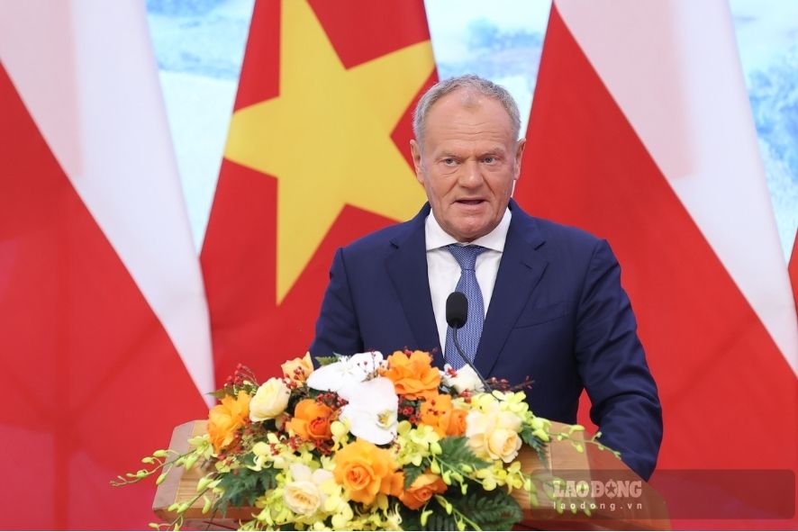 Thủ tướng Cộng hòa Ba Lan Donald Tusk phát biểu tại buổi gặp gỡ báo chí hai nước. Ảnh: Hải Nguyễn