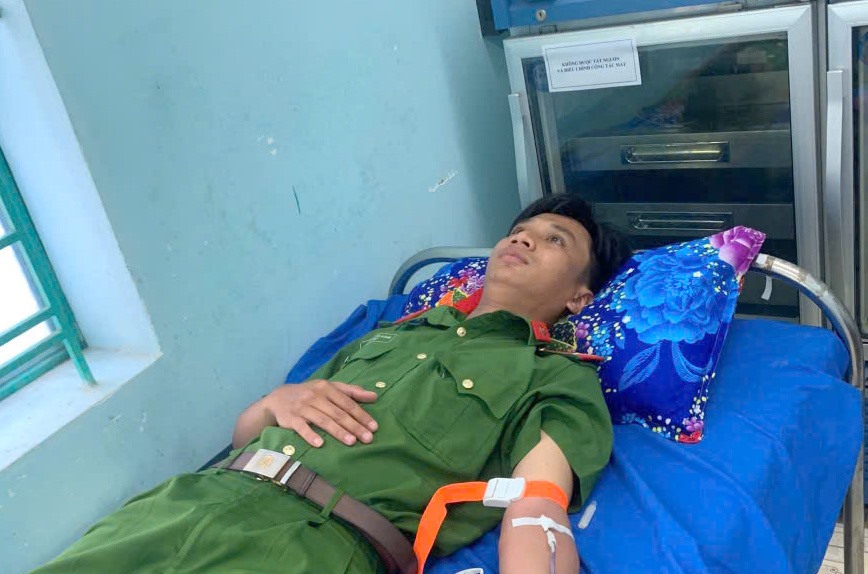 Soldados de policía de servicio voluntario donan sangre para salvar a la madre de un camarada