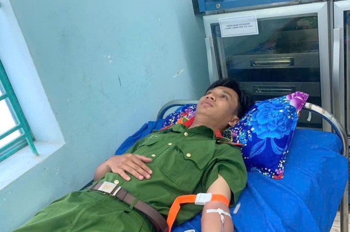 El soldado de servicio Nguyen Huu Linh participa en la donación de sangre en el Hospital General Regional de Duc Linh. Foto: Prisión Provisional No. 3