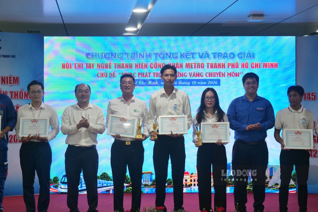 Các thí sinh xuất sắc giành giải tại Hội thi tay nghề thanh niên công nhân Metro. Ảnh: Mai Anh.
