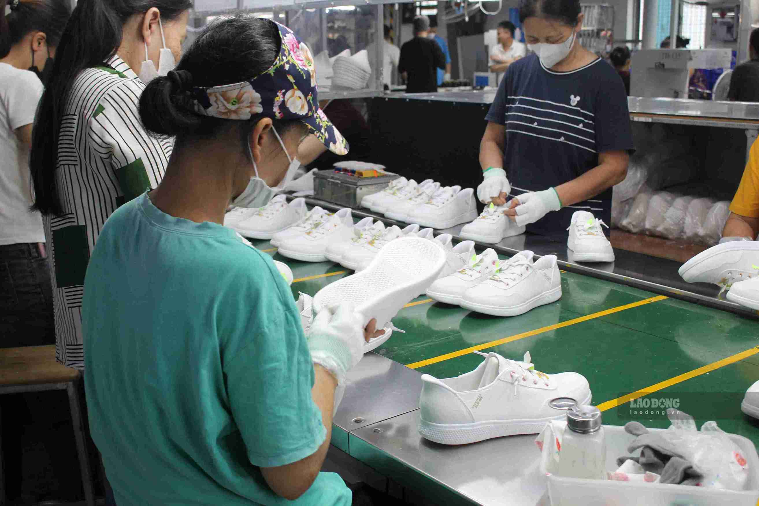 Người lao động cần nắm rõ quyền lợi và trách nhiệm khi tham gia bảo hiểm xã hội. Ảnh chụp 24.10 tại Công ty TNHH XNK Giầy An Phú, xã A Sào. Ảnh: Mai Hương