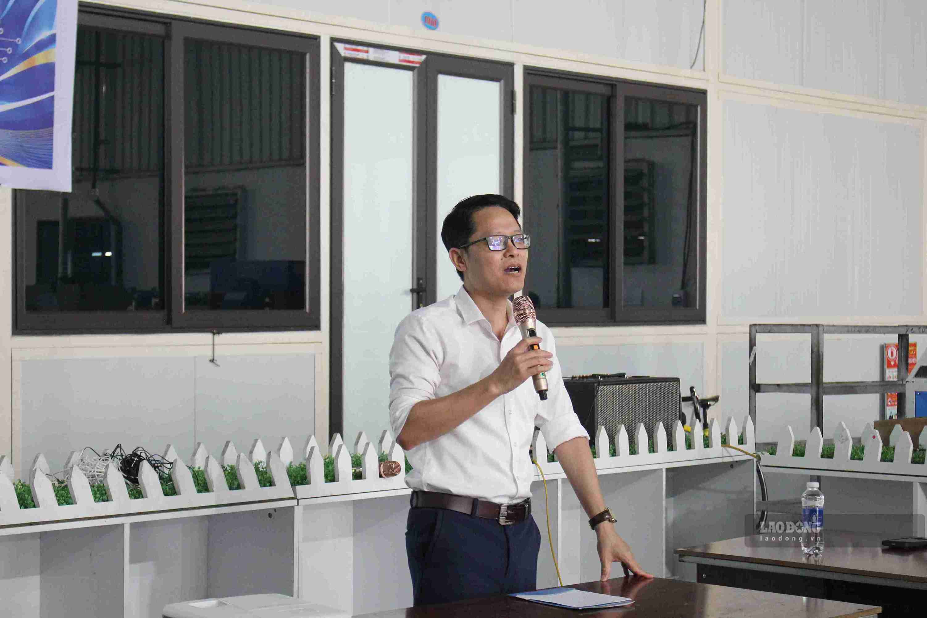 Ông Nguyễn Văn Định - Giám đốc Bảo hiểm xã hội cơ sở Quỳnh Phụ trao đổi về chính sách Bảo hiểm xã hội, Bảo hiểm y tế. Ảnh: Mai Hương