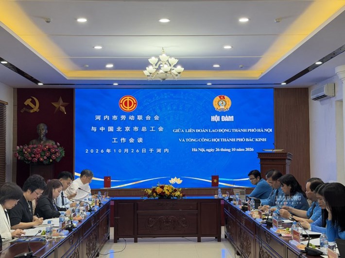 The Hanoi Labor Federation and the Beijing General Confederation of Labour held talks on the afternoon of October 26 in Hanoi. Photo: Huyen Linh