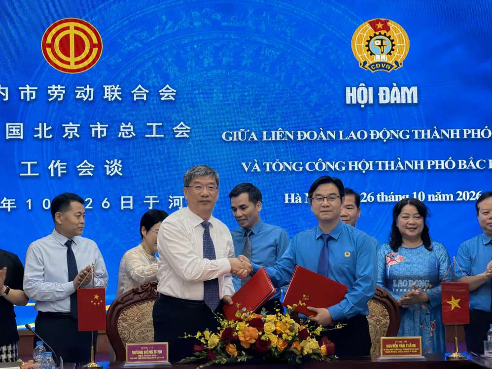 LĐLĐ Thành phố Hà Nội và Tổng Công hội Thành phố Bắc Kinh đã ký Biên bản ghi nhớ giai đoạn 2026 - 2031. Ảnh: Kiều Vũ