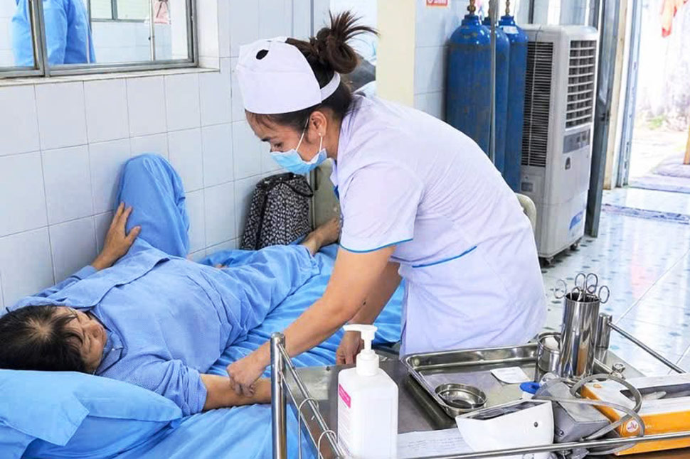 Thí sinh tham gia thi nội dung Điều dưỡng trưởng giỏi. Ảnh: Công đoàn phường Thống Nhất