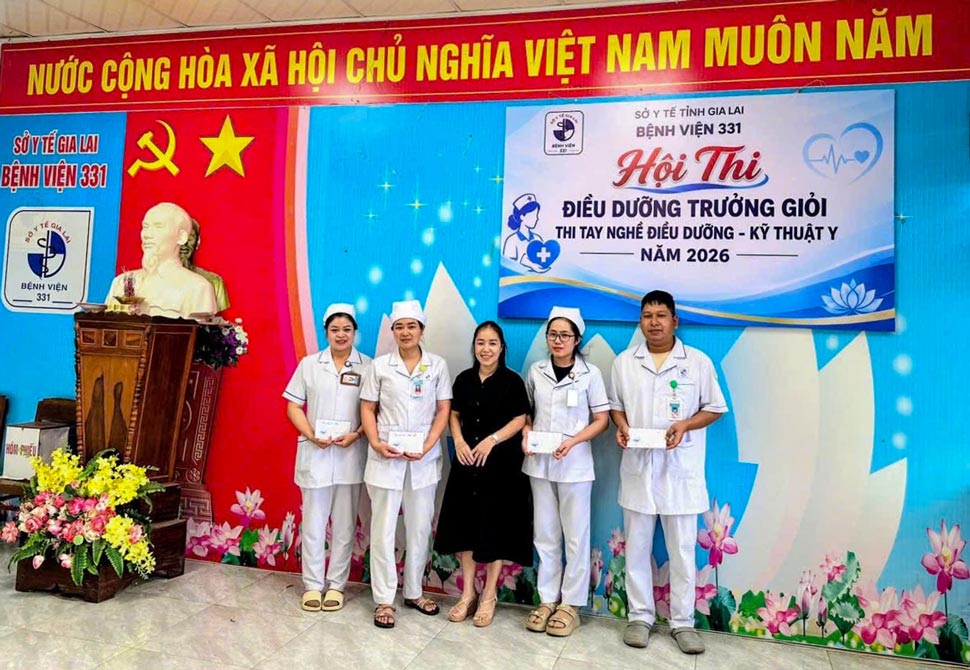 Ban Tổ chức trao giải cho các thí sinh có thành tích xuất sắc. Ảnh: Công đoàn phường Thống Nhất