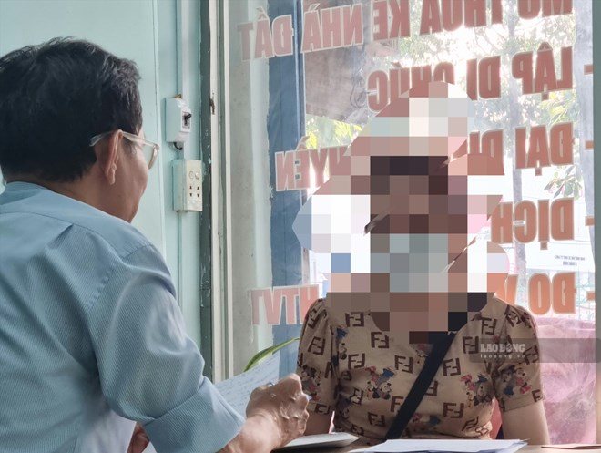 Luật sư tư vấn cho một trường hợp người lao động mượn tên đi làm, đóng BHXH. Ảnh: Nam Dương
