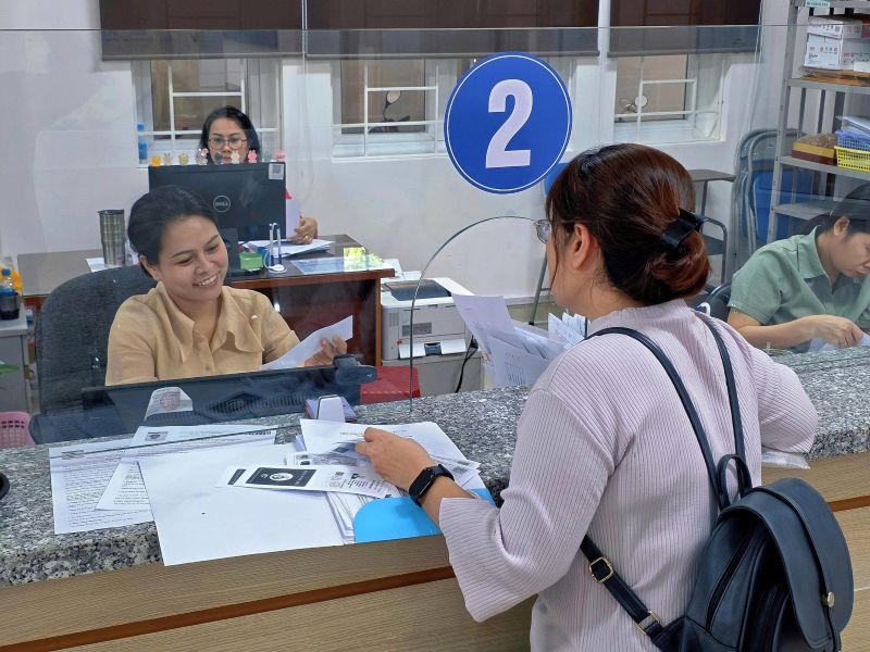 Người lao động làm thủ tục về chế độ BHXH tại cơ quan BHXH TPHCM. Ảnh: BHXH TPHCM cung cấp